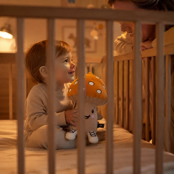Lenabo Kuscheltier Lenabie Felix (Pilz) als weicher Begleiter für Babys und Kleinkinder, unterwegs und zuhause nutzbar mit altersgerechten Melodien, sanfter Musik und liebevollen Geschichten über das Lenabo smarte Spielsystem, ideal zum Kuscheln, Beruhigen und Einschlafen