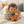 Fröhliches Kleinkind kuschelt auf dem Bett mit den Lenabies Nalu das Surfbrett und Tali die Puma Dame von Lenabo. Die weichen interaktiven Kuschelfiguren fördern Fantasie, emotionale Entwicklung und schaffen liebevolle Wohlfühlmomente im Kinderzimmer.