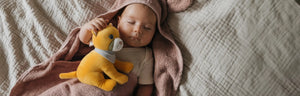 Lenabies Banner mit schlafendem Baby und Lenabie Tali (Puma) – zeigt die vielseitigen Lenabie Kuscheltiere für das Lenabo smarte Spielsystem, einzeln erhältlich, kompatibel mit dem Lenabo Smart Speaker, autark als weiches Kuscheltier nutzbar, maschinenwaschbar und ideal zur Erweiterung des smarten Audio- und Lernsystems, welches ab Geburt bis ins Schulalter nutzbar ist.