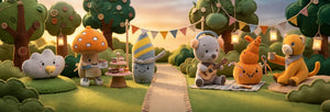 Lenabo Kuscheltiere bei einem gemütlichen Picknick im Filz-Wald mit Kuchen, Musik, Wimpelketten und warmem Abendlicht.